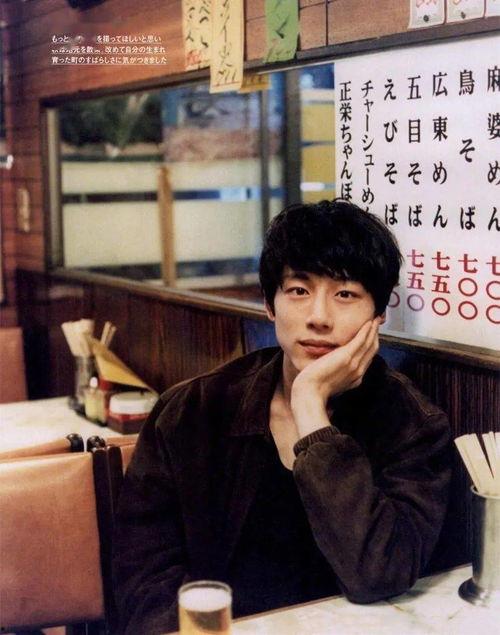 坂口健太郎吃瓜