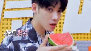 东北帅哥吃瓜视频,趣味横生，笑料百出