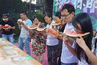 吃瓜围观图片搞笑,围观吃瓜群众的欢乐瞬间