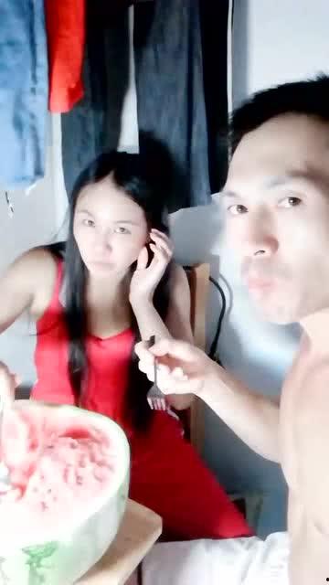 七夕情侣吃瓜,甜蜜瞬间尽收眼底