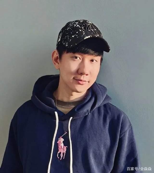 林俊杰吃瓜瞬间,意外暴露明星圈层生活