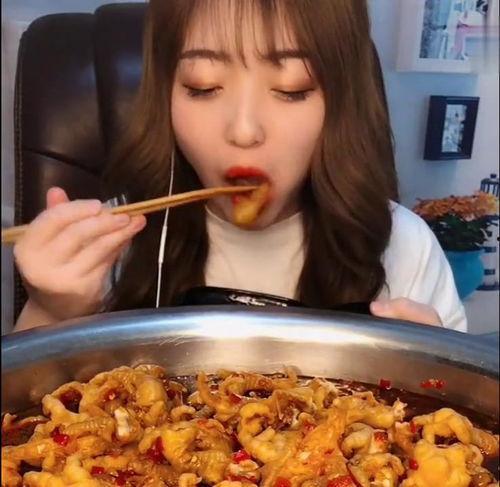 吃货直播吃鸡瓜,吃货主播挑战吃鸡瓜，美味与趣味并存